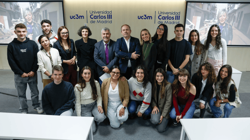 Foto del grupo de alumnos del Máster 2024-25 junto al Presidente de la Agencia EFE (Miguel Ángel Oliver)