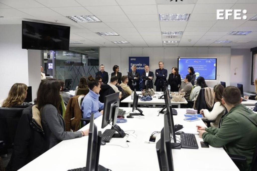 Madrid, 12/12/2024.- Inauguración de la IV edición del programa de Formación en Unión Europea puesto en marcha por la Escuela de Periodismo de la Agencia EFE y el Instituto de RTVE, en colaboración con el Parlamento Europeo, que contó con la participación del presidente de la Agencia EFE, Miguel Ángel Oliver. EFE/ Julio Galdón