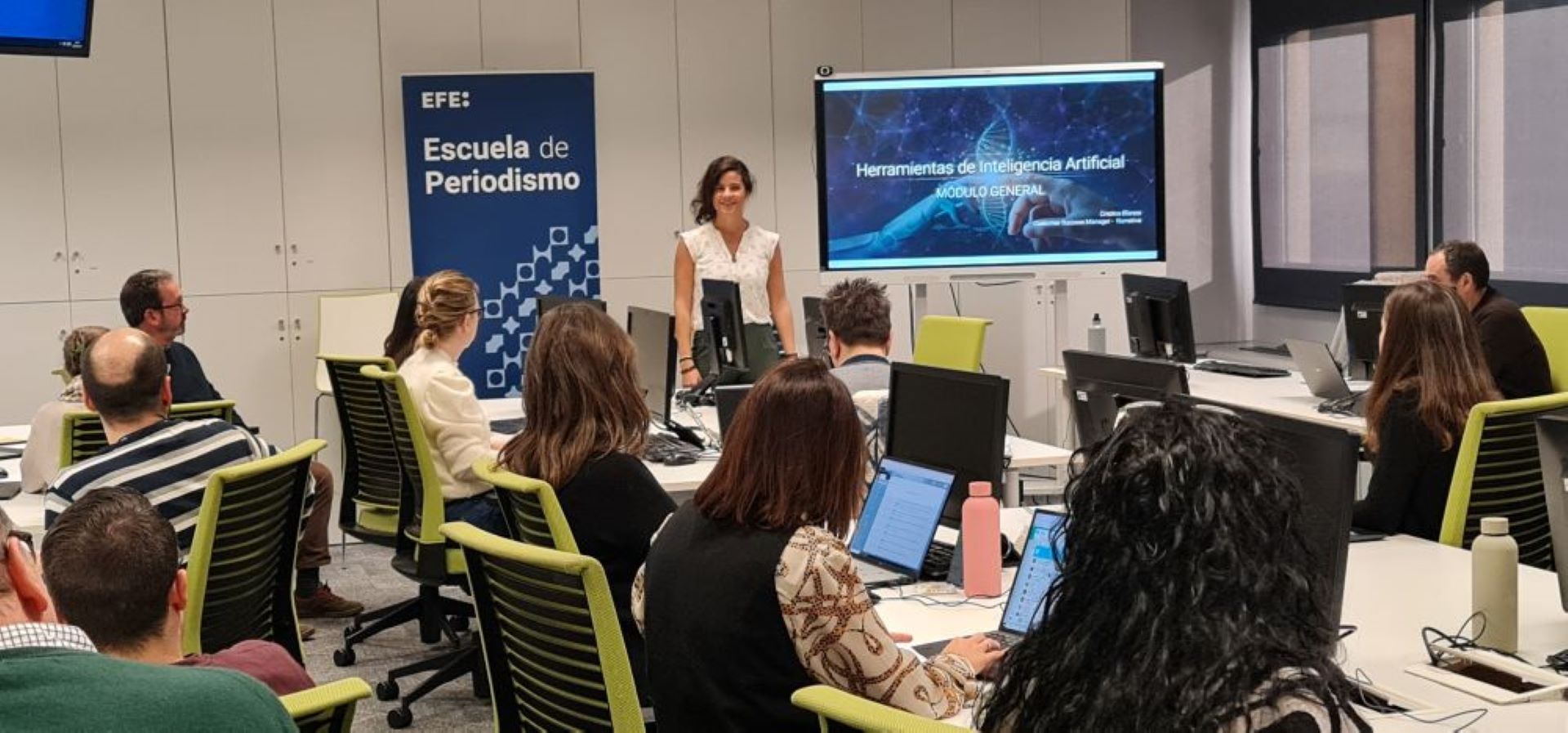 Un total de 26 compañeras y compañeros de EFE participan este 13 de enero en el primer módulo del curso de formación interna dedicado a la Inteligencia Artificial. EFE