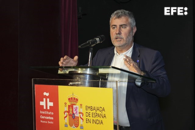Nueva Delhi, 05/03/2025.- El presidente de la Agencia EFE, Miguel Ángel Oliver, durante la presentación del Nuevo libro de estilo urgente en la sede del Instituto Cervantes en Nueva Delhi. EFE/Sanjay Vohra