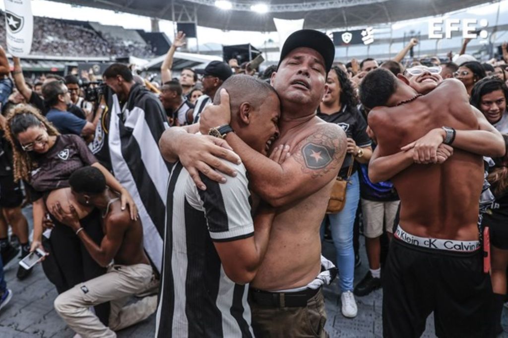 Imagen “Hinchas del Botafogo: Orgullo y Gloria”, capturada en noviembre pasado en Río de Janeiro por el fotoperiodista de la Agencia EFE André Coelho. EFE/ André Coelho 