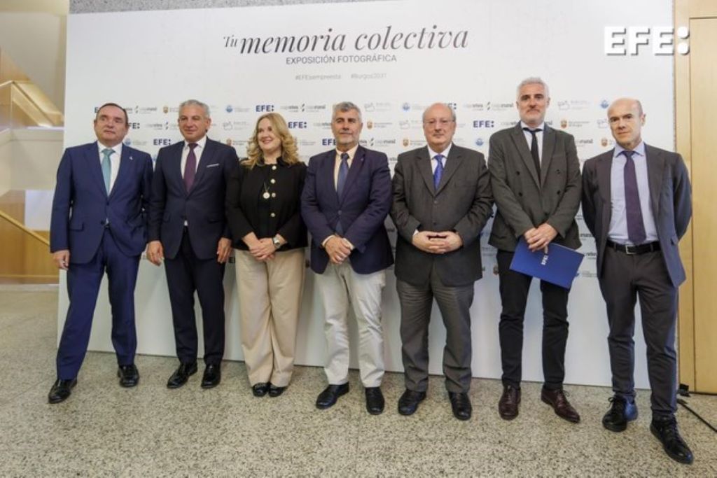 Burgos, 28/04/2025.- Ramón Sobremonte (i), director general de Cajaviva-Caja Rural; Nicanor Sen (2i), delegado del Gobierno de España en Castilla y León; Cristina Ayala (3i), alcaldesa de Burgos; Miguel Ángel Oliver (c), presidente de la Agencia EFE; Enrique Cabero (3d), presidente del Consejo Económico y Social de Castilla y León; Gorka Ruiz (2d), delegado general de EFE en Castilla y León (2d) y Leandro Lamor, jefe de información (d), durante la inauguración de la exposición de la Agencia EFE "Tu memoria colectiva" en Burgos.. Burgos, la ciudad que hace 86 años vio nacer a la Agencia EFE, acoge desde este lunes y hasta el 31 de mayo la exposición fotográfica "Tu memoria colectiva", un relato artístico de los hechos, movimientos y protagonistas de la historia universal reciente. EFE/ Santi Otero