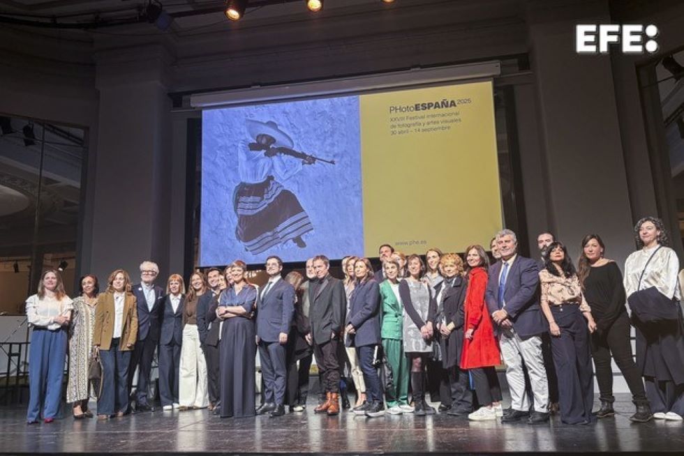 Madrid, 08/04/2025.- La directora de PHotoESPAÑA 2025, María Santoyo (c), junto a representantes de instituciones colaboradoras y algunos de los artistas posan en la foto de familia tras la presentación oficial del Festival, en el Círculo de Bellas Artes (Madrid). EFE/ Patricia de Arce