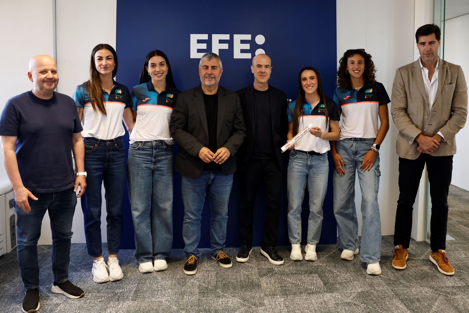 Madrid, 26/05/2025.- El presidente de la Agencia EFE, Miguel Ángel Oliver (4i), el director de Información, Leandro Lamor (4d), el director de Deportes Luis Villarejo (i), y el presidente de la Federación Española de Atletismo, Raúl Chapado (d), posan con las atletas españolas (de izq a dcha) Blanca Hervás, Eva Santidrián, Paula Sevilla y Daniela Fra, denominadas “Golden Bubbles” que recientemente ganaron el oro en el 4x400 de los Mundiales de relevos de Guanzhou (China), y visitaron EFE, donde expresaron su deseo de "seguir emocionando" en el Europeo de selecciones de Madrid, que se disputará del 26 al 29 de junio. EFE/Ballesteros