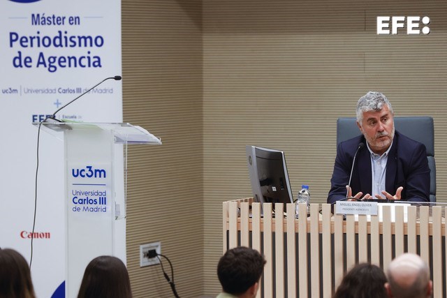 Madrid, 12/05/2025.- El presidente de la Agencia EFE, Miguel Ángel Oliver, interviene durante el acto de clausura del Máster de EFE, en la Universidad Carlos III, en Madrid. EFE/ Blanca Millez