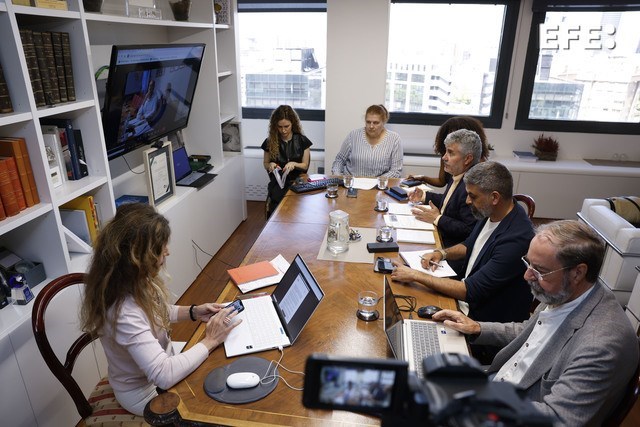 El presidente de la Agencia EFE, Miguel Angel Oliver (2i), entre los miembros del jurado del VII Premio Saliou Traoré de Periodismo en español sobre África, concedido anualmente por Casa África y la Agencia EFE. EFE