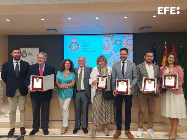 Madrid, 26/06/2025.- Foto de familia de los galardonados enla IV edición de los premios de la Real Federación Española de Asociaciones de Ganado Selecto (Rfeagas). EFEAGRO/ Lucía Ruiz Simón