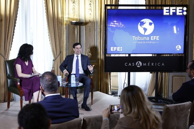 Madrid, 10/06/2025.- El ministro de Cultura de República Dominicana, Roberto Ángel Salcedo, junto a la directora de Internacional de la Agencia EFE, Emilia Pérez, durante su participación este martes en la Tribuna EFE-Casa de Américas. EFE/Rodrigo Jiménez