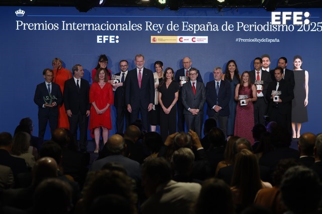 Madrid, 18/06/2025.- Los reyes Felipe VI (c-i) y Letizia (c-d) posan junto a las autoridades y los galardonados durante los Premios Internacionales Rey de España de Periodismo. EFE/ Juanjo Martín