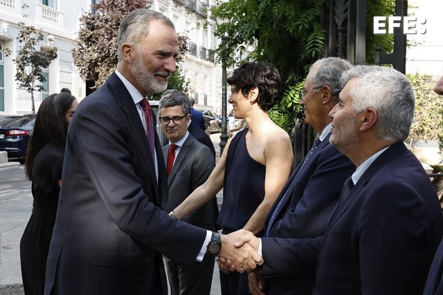 Madrid, 18/06/2025.- El rey Felipe VI (i) salud al presidente de EFE, Miguel Ángel Oliver (d), a su llegada a los Premios Internacionales Rey de España de Periodismo organizados por la Agencia EFE y la Agencia Española de Cooperación Internacional celebrados en Madrid. EFE/ Ballesteros