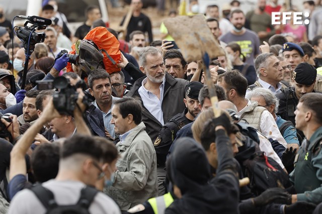 Paiporta (Valencia), 03/11/2024.- El rey Felipe, durante su visita a Paiporta. Gritos de 'fuera', así como lanzamiento de barro, están recibiendo a la comitiva de los reyes de España, el presidente del Gobierno, Pedro Sánchez, y el president de la Generalitat, Carlos Mazón, a su llegada al centro de Paiporta. Numerosas personas indignadas han recibido con insultos a la comitiva y se han encarado con ella, mientras que tanto el rey como la reina ha intentado mediar con jóvenes que se les han acercado. EFE/ Biel Aliño