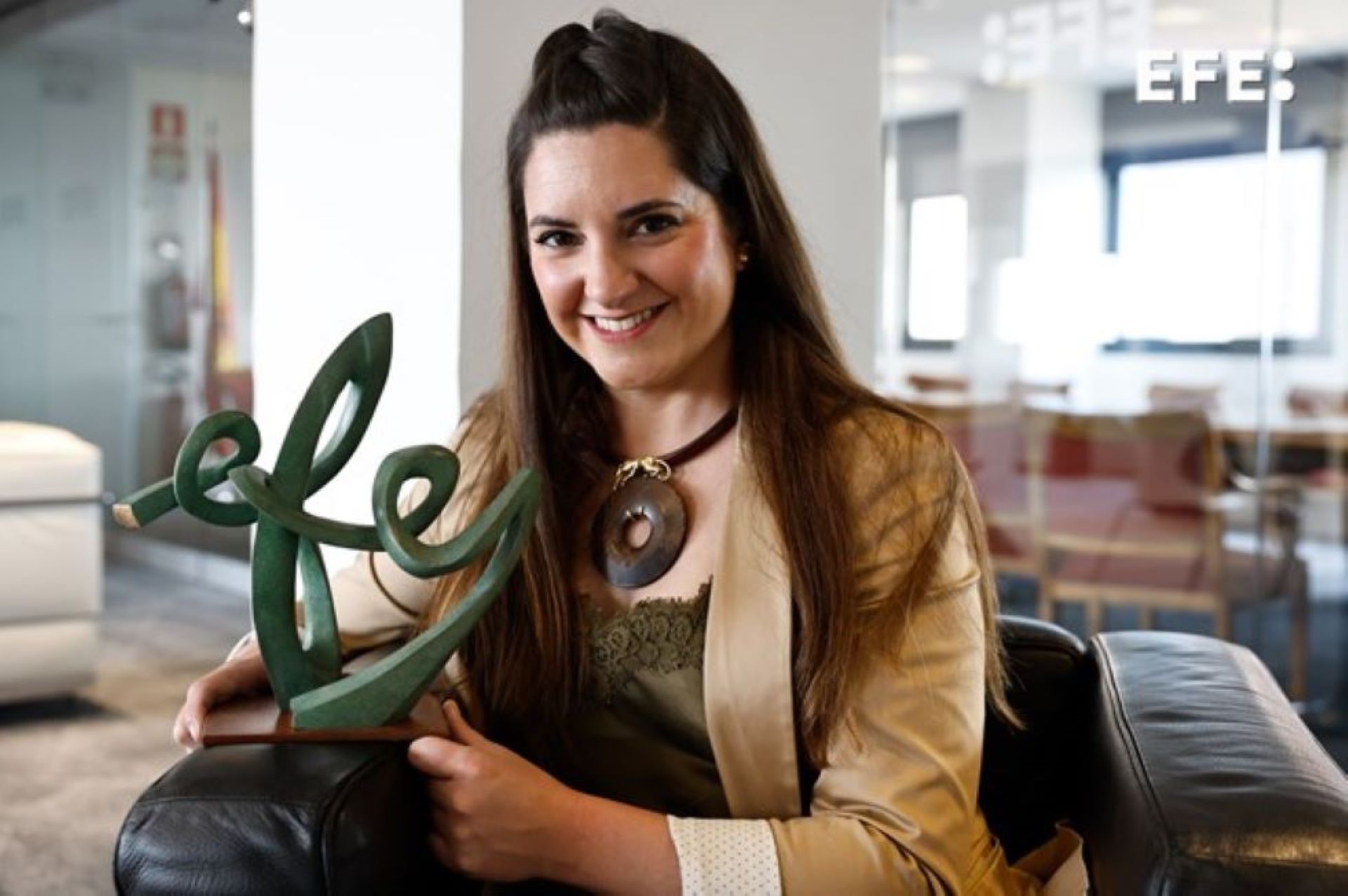 El nuevo galardón del renacido Premio EFE, que en esta edición reconoce la labor informativa de la Delegación de EFE en Valencia en su cobertura de la dana, es obra de la artista María de Frutos, y reúne un simbolismo que conecta con la propia esencia de la agencia. “Todo su pasado está reunido en esta pieza, desde su logotipo antiguo hasta los teletipos. Creo que es pura sencillez. No hay mucho más”, dice la escultora a EFE. EFE/Ballesteros