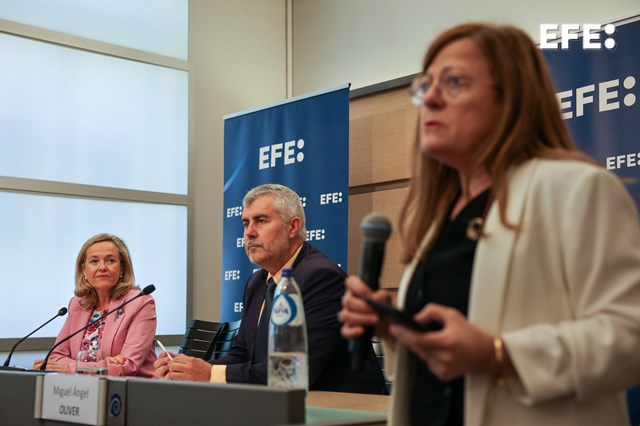 Bruselas (Bélgica), 11/06/2025.- La presidenta del Banco Europeo de Inversiones, Nadia Calviño (i), el presidente de la Agencia EFE, Miguel Ángel Oliver y la delegada de la Agencia EFE en Bruselas, Catalina Guerrero. EFE/ Quentin Bruno