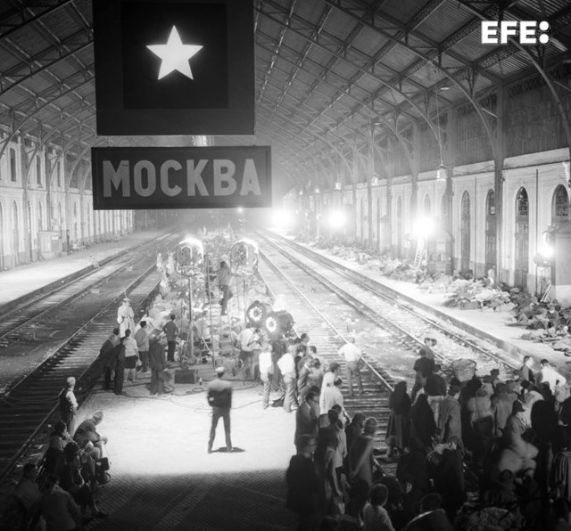 Madrid,30/07/1965.- Rodaje de la producción de Hollywood "Doctor Zhivago" del director David Lean en escenarios de la capital española. La estación de tren de Delicias se convirtió en la estación de trenes de Moscú en la que Zhivago da la bienvenida a Tonya, su prometida. EFE/Luis Alonso