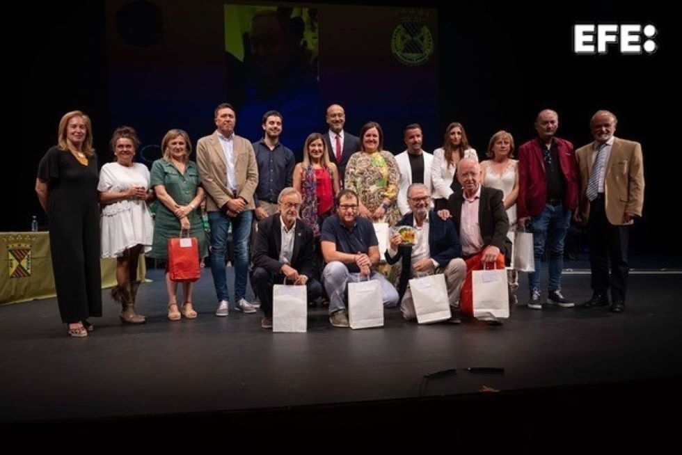 Torrelavega (Cantabria), 09/07/2025. - La Sociedad Coral de Torrelavega ha premiado, por su centenario, el apoyo de instituciones, patrocinadores y medios de comunicación, entre ellos la Agencia EFE. EFE/ Pedro Puente Hoyos