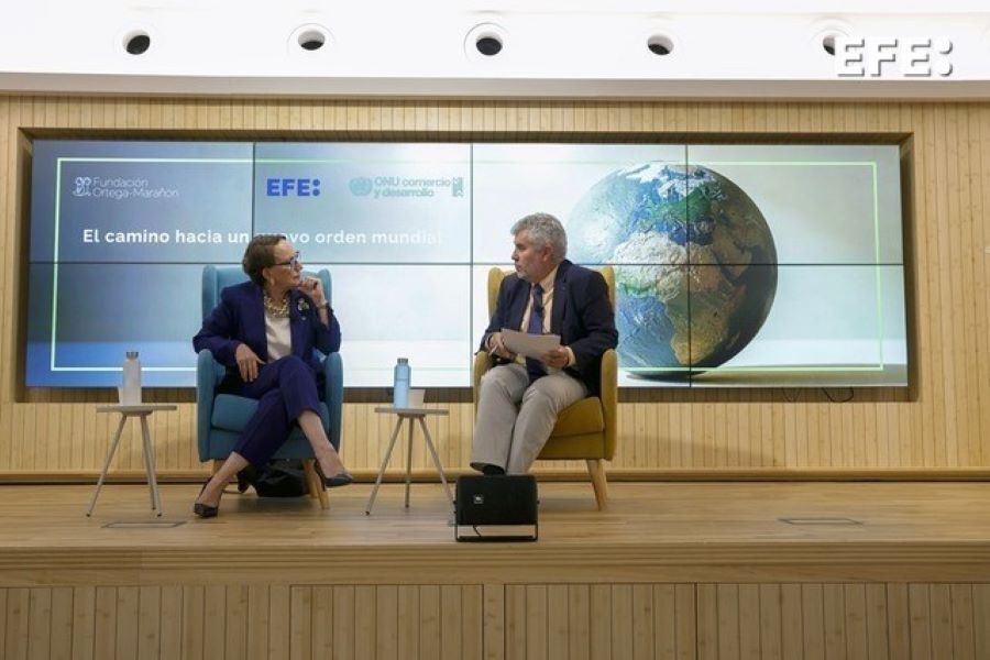 Madrid, 04/07/2025.- La secretaria general de ONU Comercio y Desarrollo (UNCTAD), Rebeca Grynspan (i), dialoga con el presidente de la Agencia EFE, Miguel Ángel Oliver (d), sobre "El camino hacia un nuevo orden mundial". EFE/ Zipi