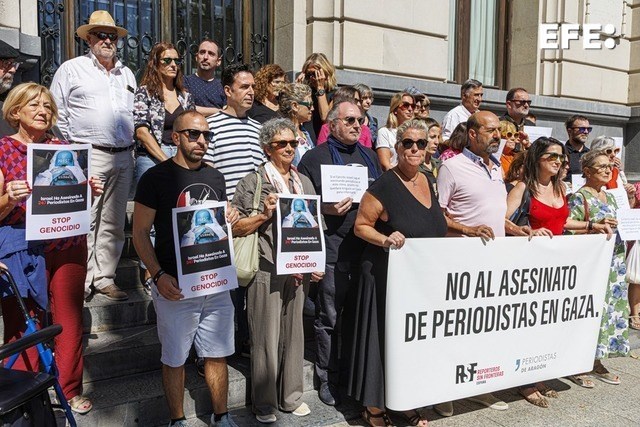 Zaragoza, 01/09/2025.- Periodistas se han concentrado en la Plaza de España en Zaragoza para denunciar "la masacre" en Gaza, . Más de 200 medios de comunicación de 50 países, decenas en España, se han sumado a la movilización global, impulsada por Reporteros Sin Fronteras (RSF), para denunciar "la masacre deliberada de periodistas en Gaza" y exigir el acceso sin restricciones de la prensa extranjera a la Franja. En la imagen concentración de periodistas aragoneses, en la Plaza de España de Zaragoza. EFE/Javier Belver