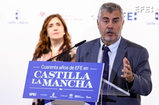 Toledo, 29/09/2025.- El presidente de la Agencia EFE, Miguel Ángel Oliver interviene en la inauguración de la exposición “Momentos icónicos de nuestra historia reciente”, que puede visitarse en el Centro Cultural San Marcos de Toledo desde el 29 de septiembre y hasta el 12 de octubre. La muestra conmemora los 40 años de la apertura de la Agencia EFE de Castilla-La Mancha y refleja los elementos más distintivos de Castilla-La Mancha, sus costumbres y tradiciones, su historia, su patrimonio cultural y natural, acontecimientos y sucesos que han quedado en la memoria colectiva de la región, su presente y su proyección de futuro. EFE/ Ismael Herrero
