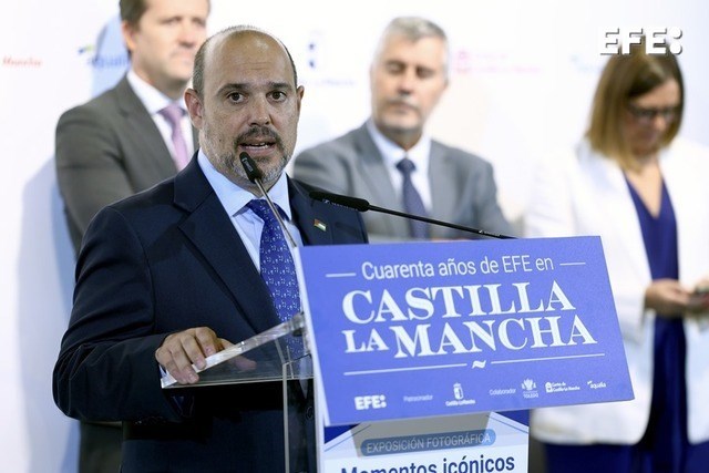 Toledo, 29/09/2025.- El presidente de las Cortes de Castilla-La Mancha, Pablo Bellido, interviene en la inauguración de la exposición “Momentos icónicos de nuestra historia reciente”, que puede visitarse en el Centro Cultural San Marcos de Toledo desde el 29 de septiembre y hasta el 12 de octubre. EFE/Ismael Herrero