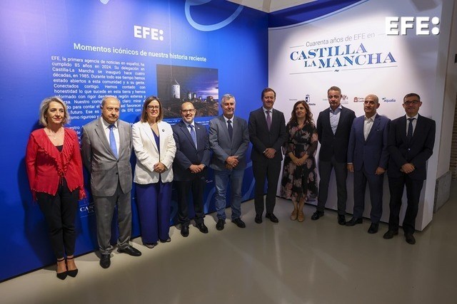 Toledo, 29/09/2025.- El presidente de la Agencia EFE, Miguel Ángel Oliver (4d); el presidente de las Cortes de Castilla-La Mancha, Pablo Bellido (2d), la consejera portavoz del Gobierno de Castilla-La Mancha, Esther Padilla (2i), y el alcalde de Toledo, Carlos Velázquez (i), entre otros, asisten a la inauguración de la exposición “Momentos icónicos de nuestra historia reciente”, que puede visitarse en el Centro Cultural San Marcos de Toledo desde el 29 de septiembre y hasta el 12 de octubre. La muestra conmemora los 40 años de la apertura de la Agencia EFE de Castilla-La Mancha y refleja los elementos más distintivos de Castilla-La Mancha, sus costumbres y tradiciones, su historia, su patrimonio cultural y natural, acontecimientos y sucesos que han quedado en la memoria colectiva de la región, su presente y su proyección de futuro. EFE/ Ismael Herrero