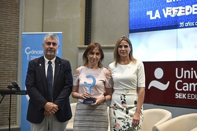 Madrid, 19/09/2025.- El presidente de la Agencia EFE, Miguel Ángel Oliver (i), y la redactora de Cultura de la Agencia EFE, Begoña Fernández (c), recogen el premio concedido por la Federación Española de Familias con Cáncer con motivo de su 35º aniversario, en Madrid. EFE/Fernando Villar