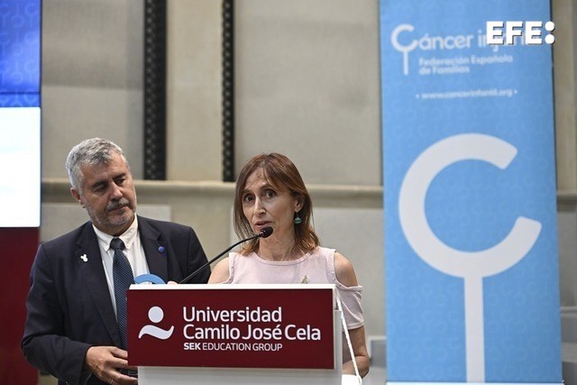 Madrid, 19/09/2025.- El presidente de la Agencia EFE, Miguel Ángel Oliver (i), y la redactora de Cultura de la Agencia EFE, Begoña Fernández (d), recogen el premio concedido por la Federación Española de Familias con Cáncer con motivo de su 35º aniversario, en Madrid. EFE/Fernando Villar