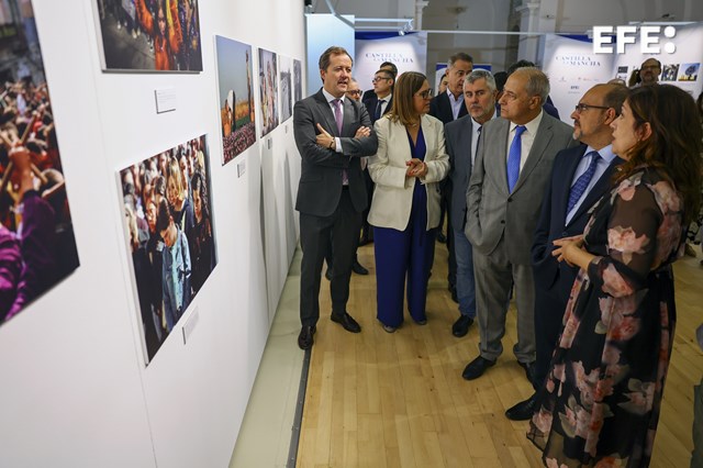 Toledo, 29/09/2025.- El presidente de la Agencia EFE, Miguel Ángel Oliver (4d); el presidente de las Cortes de Castilla-La Mancha, Pablo Bellido (2d), la consejera portavoz del Gobierno de Castilla-La Mancha, Esther Padilla (2i), y el alcalde de Toledo, Carlos Velázquez (i), entre otros, asisten a la inauguración de la exposición “Momentos icónicos de nuestra historia reciente”, que puede visitarse en el Centro Cultural San Marcos de Toledo desde el 29 de septiembre y hasta el 12 de octubre. La muestra conmemora los 40 años de la apertura de la Agencia EFE de Castilla-La Mancha y refleja los elementos más distintivos de Castilla-La Mancha, sus costumbres y tradiciones, su historia, su patrimonio cultural y natural, acontecimientos y sucesos que han quedado en la memoria colectiva de la región, su presente y su proyección de futuro. EFE/ Ismael Herrero