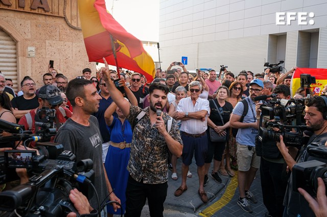 Torre Pacheco, 15/07/ 2025.- Imagen de archivo de varios "influencers" y agitadores de redes sociales en una concentración en Torre Pacheco (Murcia) el pasado 15 de julio. EFE/ Pablo Miranzo