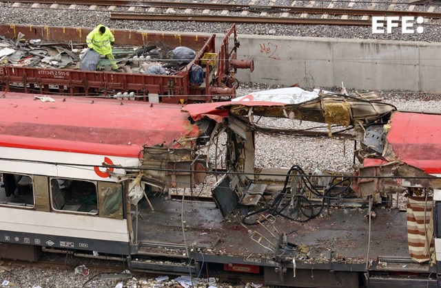 Madrid, 12.03.04.- Imagen tomada desde un balcón en la madrileña calle de Téllez de uno de los trenes afectados en el atentado de ayer en Madrid, lugar en el que la Policía continúa sus investigaciones y los operarios de Renfe con las labores de limpieza. EFE/Sergio Barrenechea