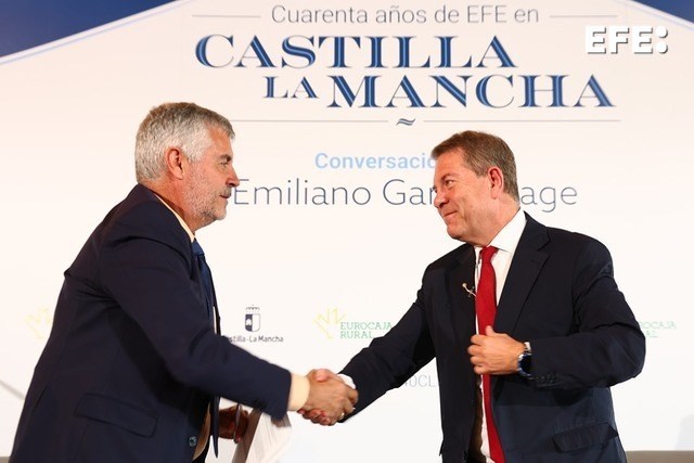 Toledo, 26/09/2025.- El presidente de la Agencia EFE, Miguel Ángel Oliver (i), estrecha la mano del presidente de Castilla-La Mancha, Emiliano García-Page, durante el encuentro informativo que mantuvieron con motivo de la celebración del 40 aniversario de la Agencia EFE en Castilla-La Mancha, en Toledo. EFE/ Ismael Herrero