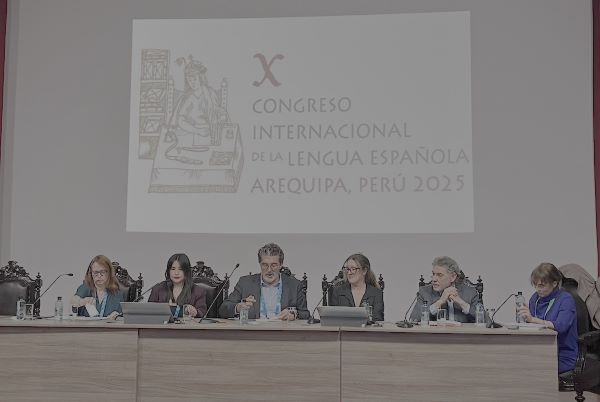 Angélica Rodríguez, segunda por la izquierda, durante su intervención en el Congreso Internacional de la Lengua Española. EFE/Magdalena Tsanis