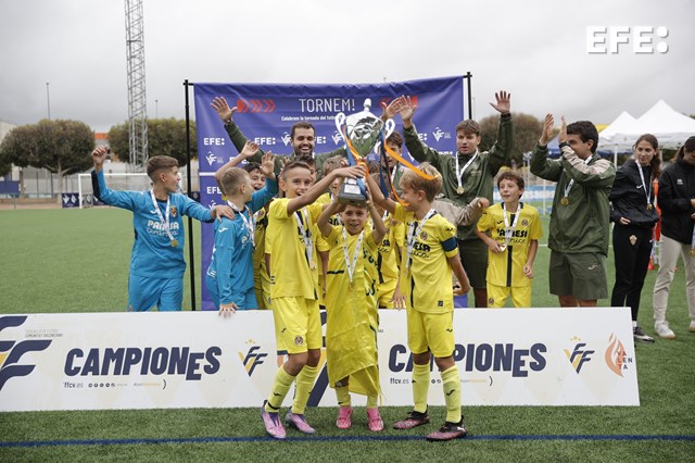 Massanassa (Valencia), 26/10/2025.- El Villarreal masculino celebra su victoria en el torneo de fútbol 8 ‘Tornem!’ (¡Volvemos! en castellano) para conmemorar el regreso del deporte un año después de la dana, en el estadio Vicente Moreno de Massanassa. EFE/Manuel Bruque