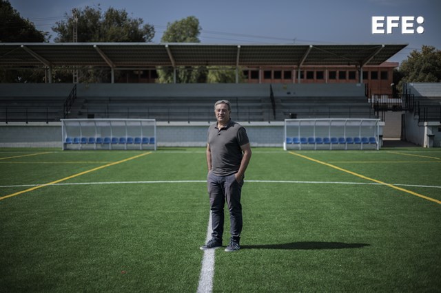 Benetússer (Valencia), 12/10/2025.- El presidente de la Federación de Fútbol de la Comunitat Valenciana (FFCV), Salvador Gomar, durante la entrevista con EFE en la que hace balance de un proceso de reconstrucción que califica de “positivo” un año después de la dana que el 29 de octubre de 2024 arrasó gran parte de la provincia de Valencia y numerosos campos de fútbol. EFE/Biel Aliño