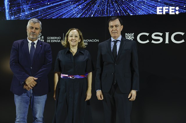 Madrid, 06/10/2025.- El presidente de la Agencia EFE, MiguelÁngel Oliver (izda.), posa junto a la presidenta del CSIC, Eloísa del Pino, y al director de la Fundación BBVA, Rafael Pardo Avellaneda, durante la entrega del premio CSIC-Fundación BBVA de Comunicación Científica a los integrantes de la sección de Ciencia de la Agencia EFE, en Madrid. EFE/Juanjo Martín