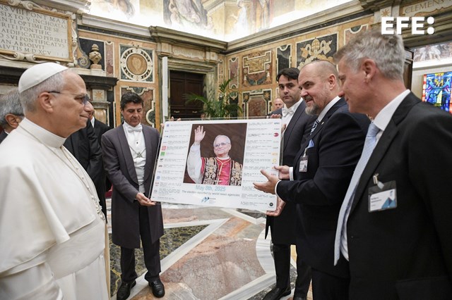 Ciudad del Vaticano, 09/10/2025 (EFE).- El papa León XIV recibe de manos del presidente de la agencia de noticias finlandesa STT y de MINDS, Kimmo Laaksonen (segundo por la derecha), acompañado del director general de Minds, Wolfgang Nedomansky (primero por la derecha), un cuadro realizado con los urgentes y boletines enviados por las distintas agencias de noticias que conforman Minds, sobre la elección del pontífice en mayo de 2025. EFE/ Vatican Media