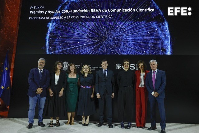 Madrid, 06/10/2025.- El presidente de la Agencia EFE, Miguel Ángel Oliver (izda), posa junto a los periodistas Raúl Casado (dcha), Noemí Gómez (3d), Elena Camacho (2i), Caty Arévalo (3i) y Carmen Rodríguez (2d), integrantes de la sección de Ciencia de la Agencia EFE, premio CSIC-Fundación BBVA de Comunicación Científica, y a la presidenta del CSIC, Eloísa del Pino, y al director de la Fundación BBVA, Rafael Pardo Avellaneda. EFE/Juanjo Martín