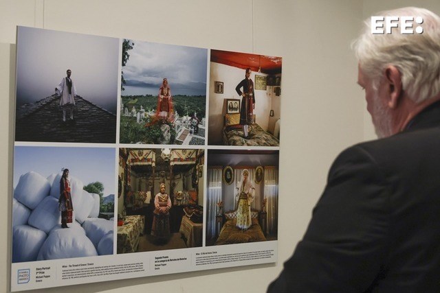 Madrid, 19/11/2025.- Un hombre observa las fotografías expuestas de Michael Pappas durante la inauguración de la exposición Istanbul Photo Awards, organizada por la agencia turca Anadolu Ajansi. EFE/Kiko Huesca
