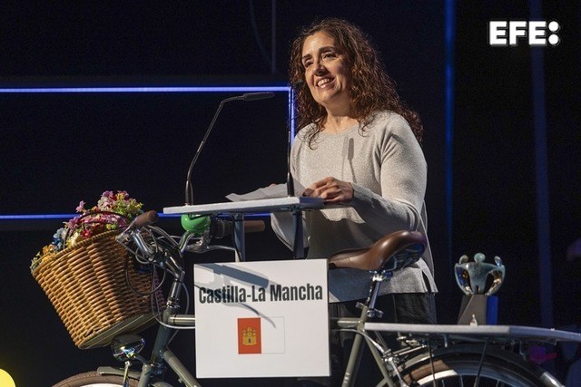 Toledo, 19/11/2025.- La delegada de la Agencia EFE en Castilla-La Mancha, Lidia Yanel (c), recoge el Premio Solidario concedido a la Delegación de la Agencia EFE de Castilla-La Mancha durante la gala de entrega de los Premios Solidarios del Grupo Social ONCE Castilla-La Mancha 2025, en Toledo. EFE/Ángeles Visdómine