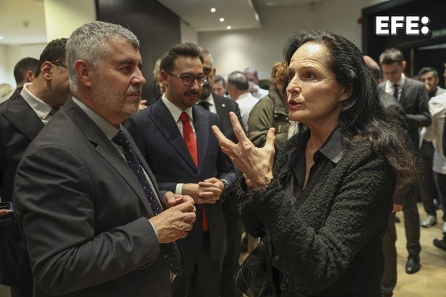 Madrid, 19/11/2025.- El presidente de la Agencia EFE, Miguel Ángel Oliver (izda), conversa con la fotógrafa Isabel Muñoz, en presencia del presidente de la Agencia Anadolu, Serdar Karagöz (c), durante la inauguración de la exposición del premio de fotografía Istanbul Photo Awards 2025, organizada por la agencia turca. EFE/Kiko Huesca