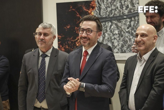Madrid, 19/11/2025.- El presidente de la Agencia Anadolu Ajansi, Serdar Karagöz (c), acompañado por el presidente de la Agencia EFE, Miguel Ángel Oliver (izda), asisten a la inauguración de la exposición Istanbul Photo Awards, organizada por la agencia turca. EFE/Kiko Huesca