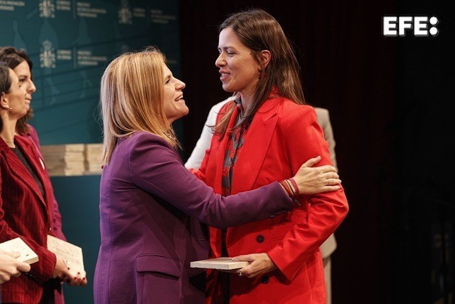 Picanya (Valencia), 19/11/2025.- La ministra de Ciencia, Innovación y Universidades, Diana Morant, preside el acto de reconocimiento a la comunidad científica con motivo del primer aniversario de la dana, que organiza el Ministerio de Ciencia, Innovación y Universidades. En la imagen, la delegada del Gobierno en la Comunitat Valenciana, Pilar Bernabé, junto a la directora de EFE Verifica, Desirée García, que ha recibido uno de los reconocimientos. EFE/Manuel Bruque