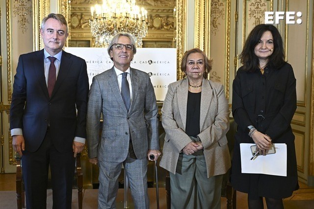 Madrid, 19/11/2025.-La canciller colombiana, Rosa Yolanda Villavicencio Mapy (2d), la periodista y directora de Internacional de la Agencia EFE, Emilia Pérez (d), el director general de la Casa de América León de la Torre (i), y el embajador de Colombia en España y el Principado de Andorra Eduardo Ávila Navarrete (2i), durante la Tribuna EFE- Casa de América. EFE/ Fernando Villa