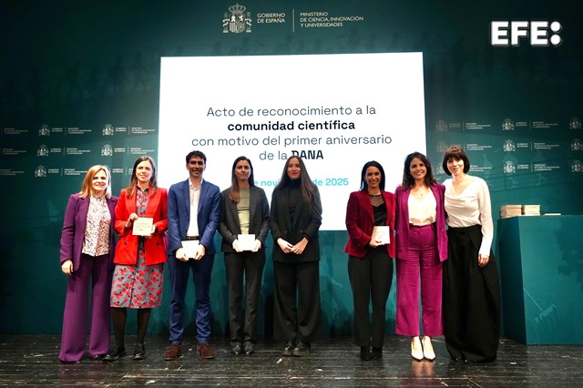 Picanya (Valencia), 19/11/2025.- La ministra de Ciencia, Innovación y Universidades, Diana Morant, preside el acto de reconocimiento a la comunidad científica con motivo del primer aniversario de la dana, que organiza el Ministerio de Ciencia, Innovación y Universidades. En la imagen, la delegada del Gobierno en la Comunitat Valenciana, Pilar Bernabé, junto a la directora de EFE Verifica, Desirée García, que ha recibido uno de los reconocimientos. EFE/Manuel Bruque