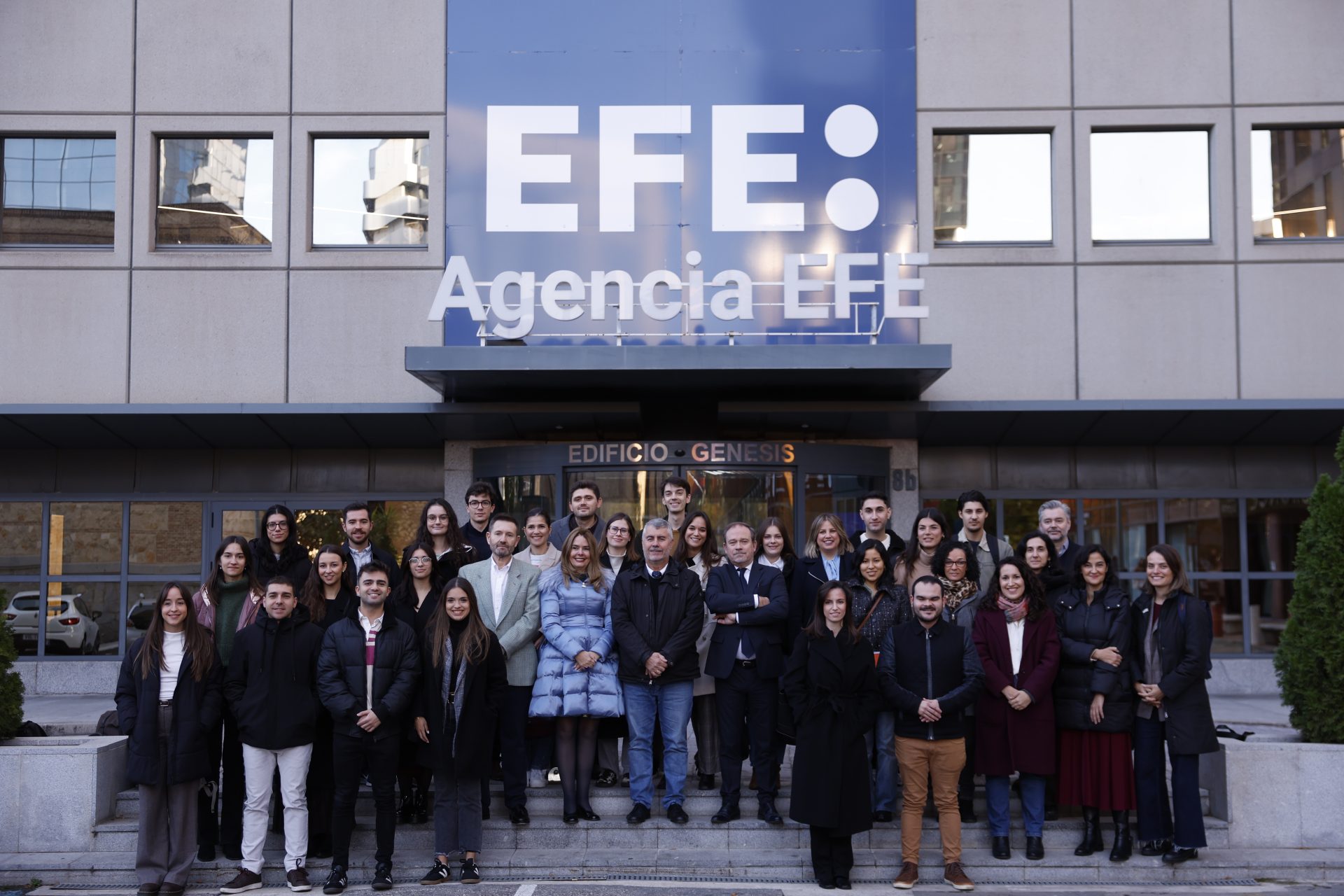 Madrid,19/11/2025.- E presidente de la Agencia EFE, Miguel Ángel Oliver, junto al grupo los 25 jóvenes periodistas de toda España que participan en la VI edición del programa de Formación en Unión Europea puesto en marcha por la Escuela de Periodismo de la Agencia EFE y el Instituto de RTVE, en colaboración con el Parlamento Europeo, cuya segunda jornada se celebra este 19 de noviembre en el Aula de EFE Escuela, en la sede central de Madrid. EFE