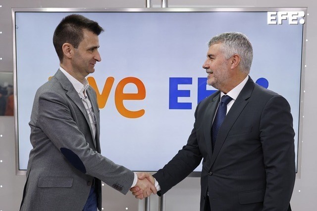 Madrid, 02/12/2025.- RTVE y la Agencia EFE, las dos grandes empresas públicas nacionales de comunicación, han firmado un acuerdo marco de colaboración para desarrollar de forma conjunta nuevos contenidos informativos, formatos audiovisuales y proyectos de verificación, con el propósito de reforzar sus marcas y aprovechar mejor sus recursos, especialmente en el ámbito internacional. El presidente de RTVE, José Pablo López (i), y el presidente de EFE, Miguel Ángel Oliver (d), han suscrito este acuerdo en un día en el que se cumple un año de la toma de posesión del nuevo Consejo de Administración de la radio televisión pública. EFE/Mariscal