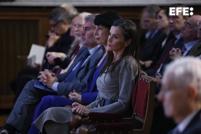Madrid, 17/12/2025.- La reina Letizia, la ministra de Igualdad Ana Redondo, y el presidente de la Agencia EFE Miguel Ángel Oliver, durante el acto de conmemoración del vigésimo aniversario de la Fundación del Español Urgente (FundéuRAE), este miércoles en Madrid.-EFE/ Mariscal