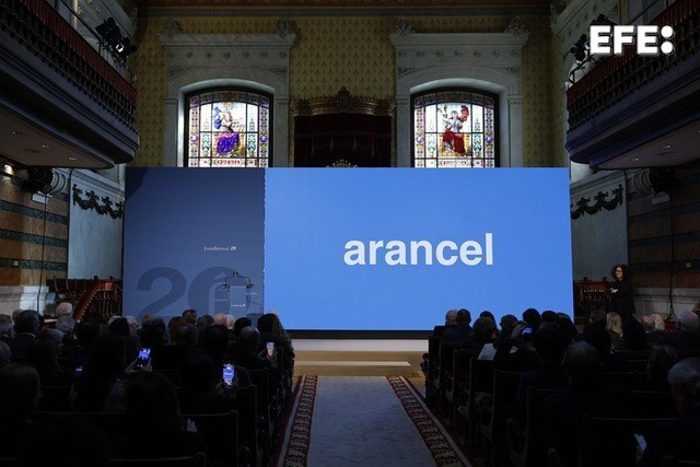 Madrid, 17/12/2025.-La Fundación del Español Urgente (FundéuRAE), promovida por la Agencia EFE y la Real Academia Española (RAE), ha otorgado en 2025 el título de palabra del año a “arancel” La elección se ha anunciado durante el acto de conmemoración del vigésimo aniversario de FundéuRAE, institución dedicada a impulsar el buen uso del español en los medios de comunicación, un encuentro que ha presidido la reina Letizia.-EFE/ Mariscal