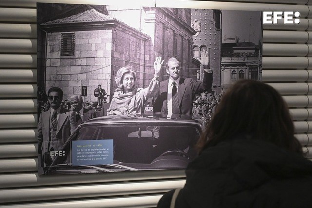 León,03/12/2025.- Un momento de la inauguración de la exposición "León en transición: los primeros pasos de la democracia", una muestra que recoge imágenes de la provincia de León en los años de la Transición elaborada con fondos gráficos de la Agencia EFE. EFE/J.Casares