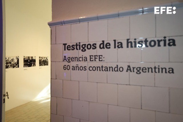 Buenos Aires (Argentina), 04/12/2025.- Fotografía que muestra la entrada a un pabellón de la exposición fotográfica “Testigos de la historia”, con motivo del 60 aniversario de EFE en Argentina, en Buenos Aires. EFE Juan Ignancio Roncoroni