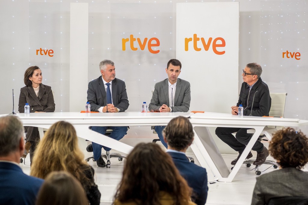 Madrid, 02/12/2025.- El presidente de la Agencia EFE, Miguel Ángel Oliver (2i), el presidente de RTVE, José Pablo López (2d), la directora de Asesoría Jurídica de EFE, María José Sánchez-Andrade y el director de Expansión Audiovisual de RTVE, Josep Vilar (1d) durante la firma del acuerdo marco de colaboración suscrito entre ambas entidades. RTVE